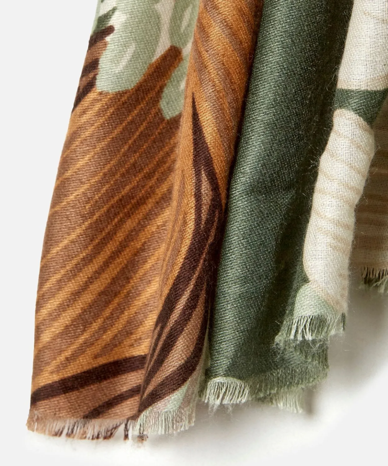 Foulard motif grandes fleurs