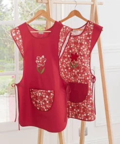 Lot de 2 tabliers chasuble uni et fleuri.