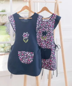 Lot de 2 tabliers chasuble uni et fleuri.
