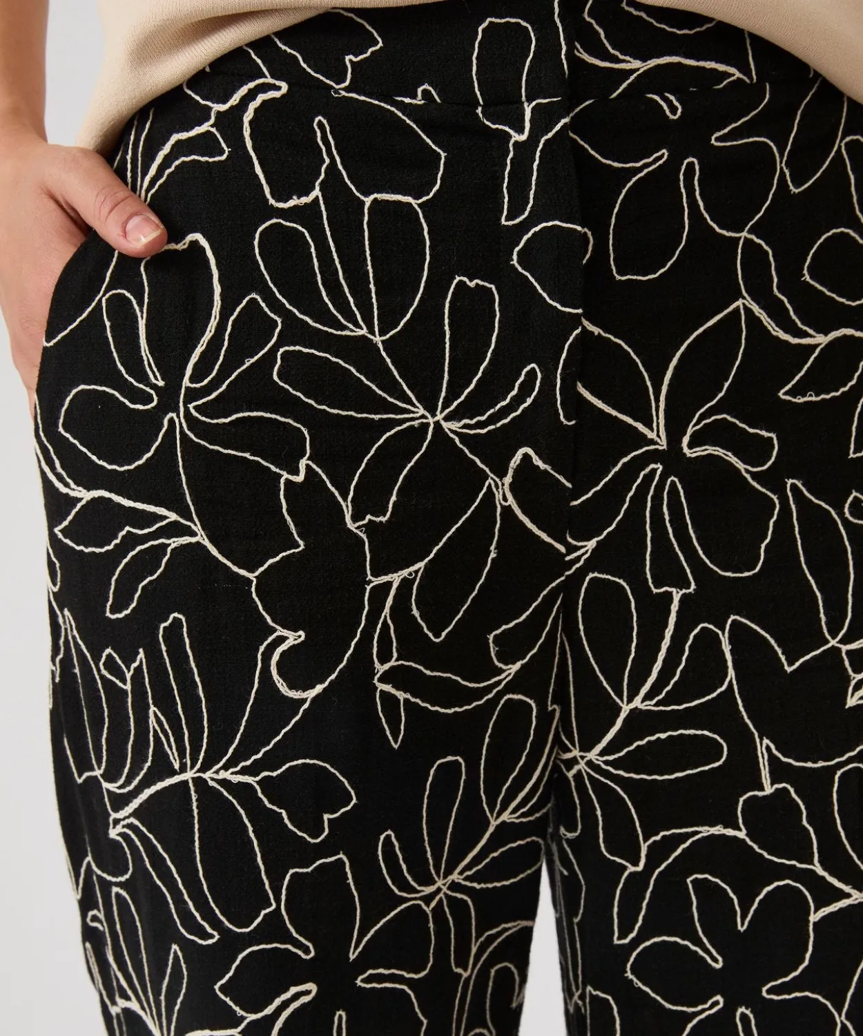 Pantalon crêpe brodé fleuri