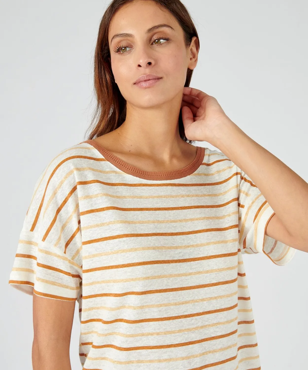 Tee-shirt à rayures en lin majoritaire.