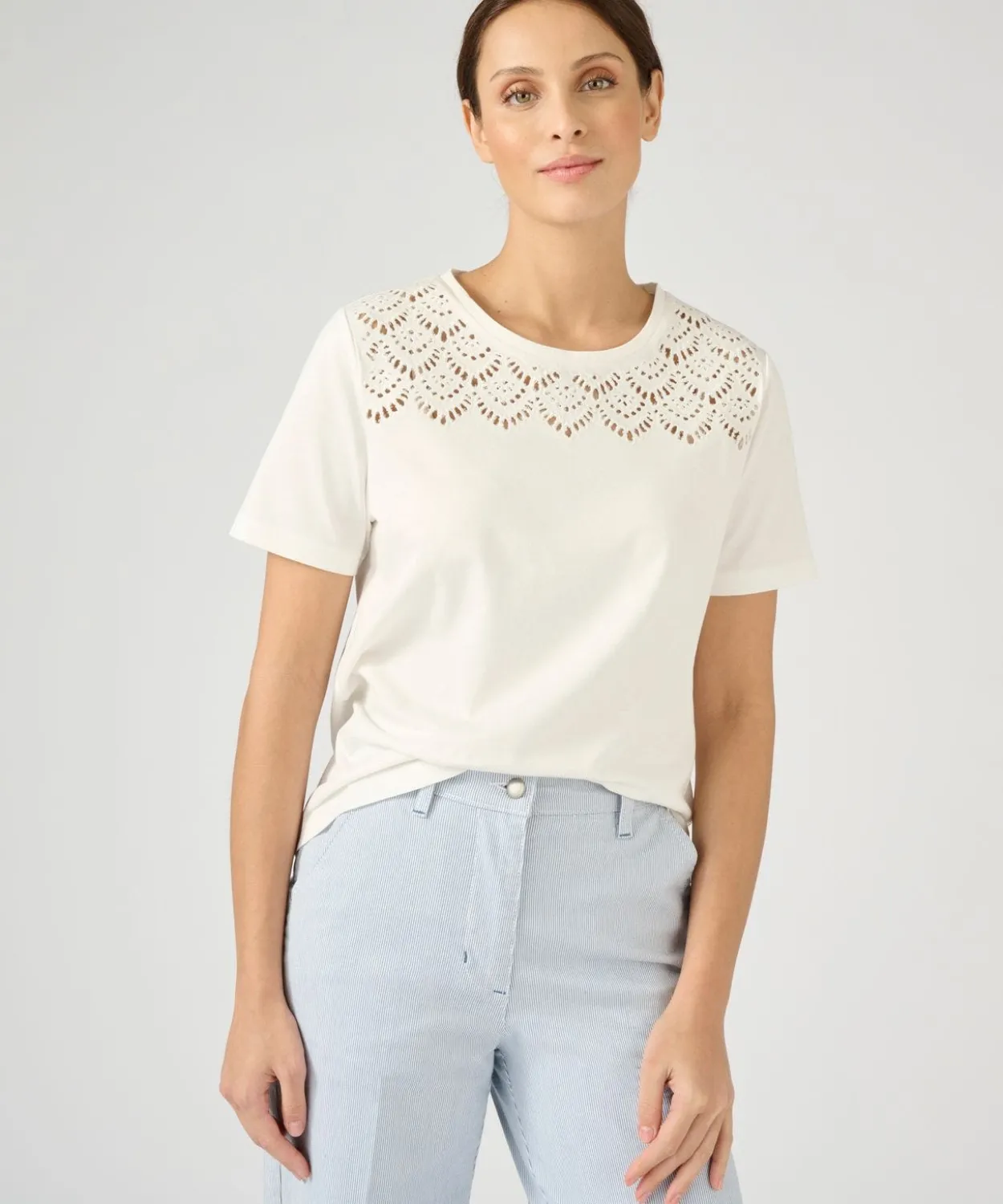 T-shirt broderies ajourées