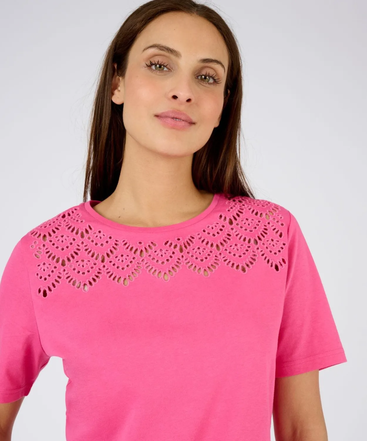 T-shirt broderies ajourées