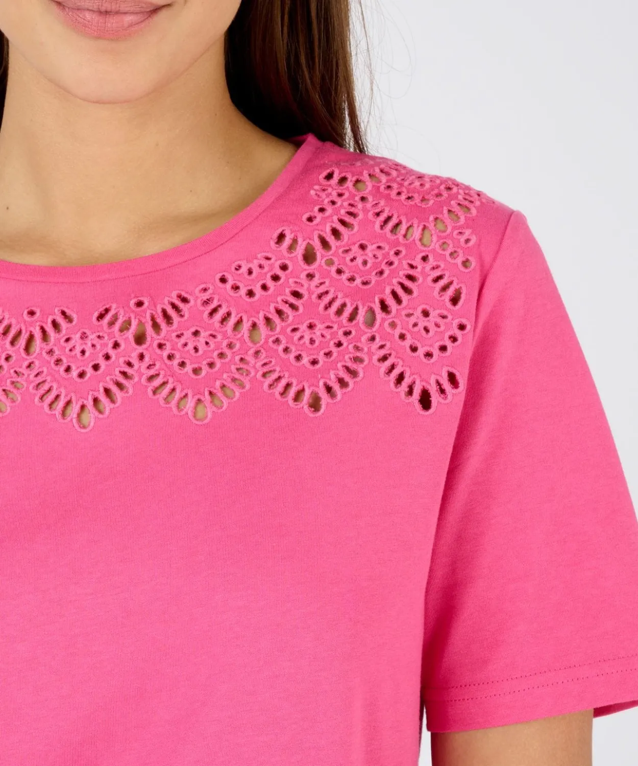 T-shirt broderies ajourées