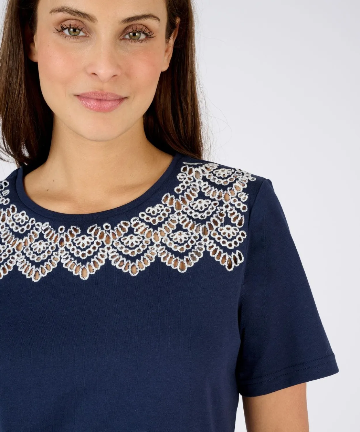 T-shirt broderies ajourées